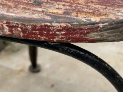 Petite table d’appoint ancienne en fer forgé et bois patiné – années 30/40