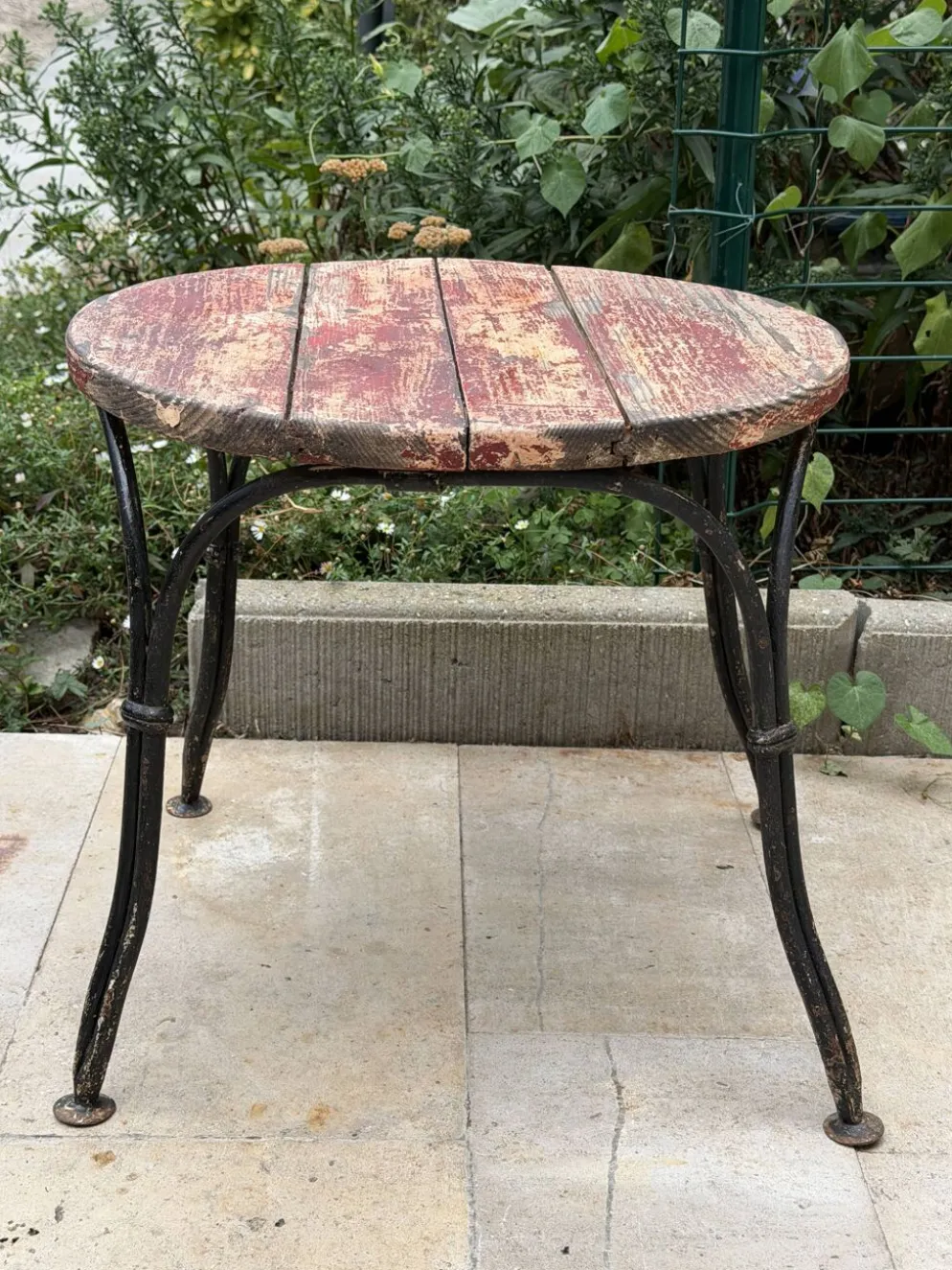 Petite table d’appoint ancienne en fer forgé et bois patiné – années 30/40