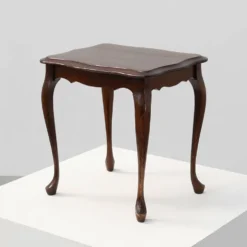 Petite table d'appoint de style Reine Anne avec des pieds cabriole, Angleterre, 1900