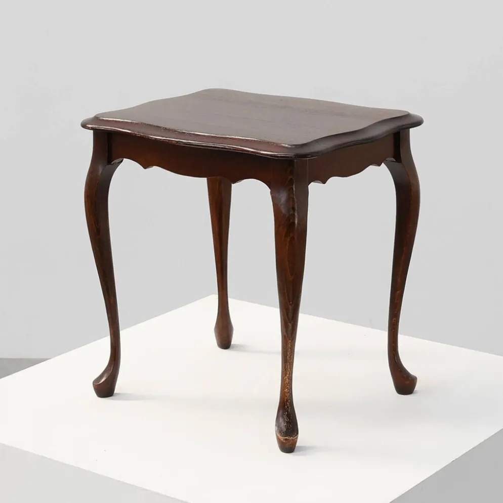 Petite table d'appoint de style Reine Anne avec des pieds cabriole, Angleterre, 1900