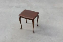 Petite table d'appoint de style Reine Anne avec des pieds cabriole, Angleterre, 1900