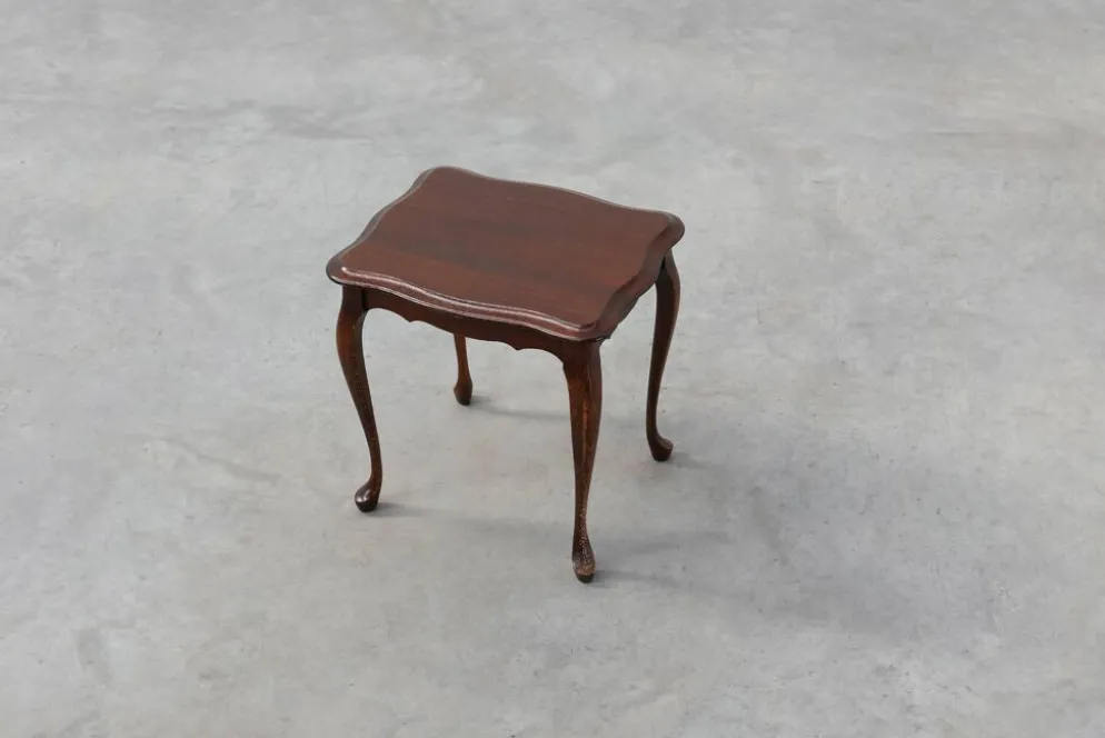 Petite table d'appoint de style Reine Anne avec des pieds cabriole, Angleterre, 1900