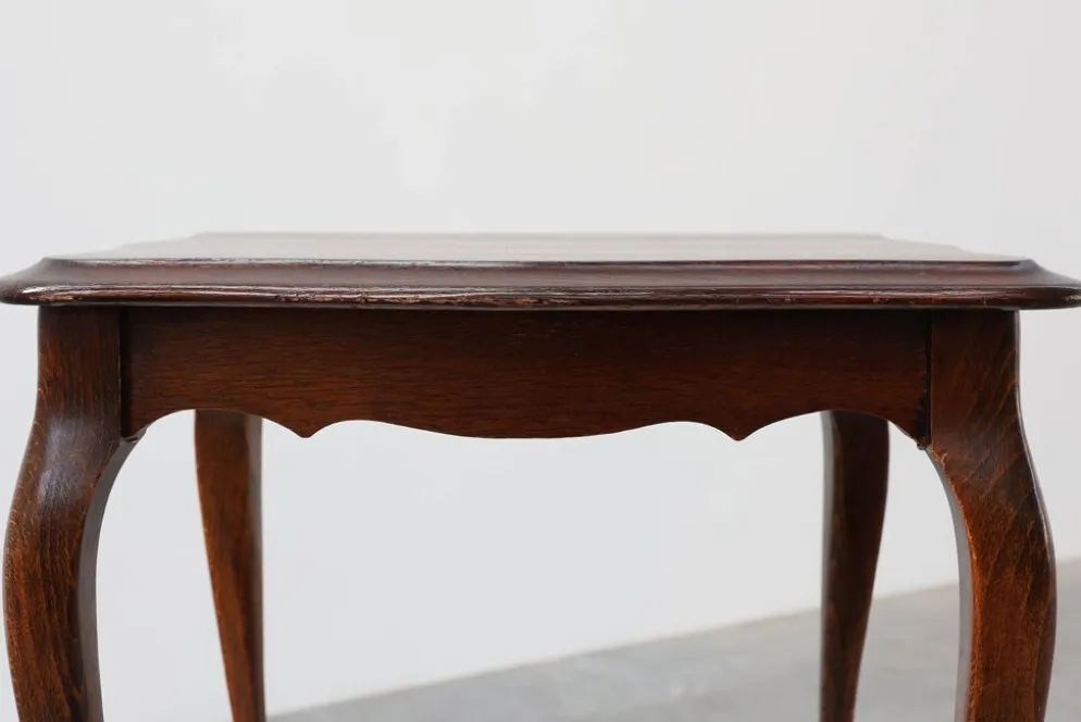 Petite table d'appoint de style Reine Anne avec des pieds cabriole, Angleterre, 1900