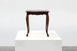 Petite table d'appoint de style Reine Anne avec des pieds cabriole, Angleterre, 1900