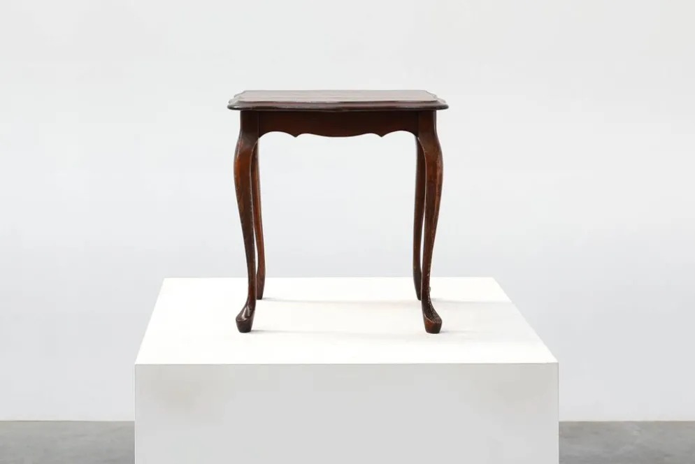 Petite table d'appoint de style Reine Anne avec des pieds cabriole, Angleterre, 1900