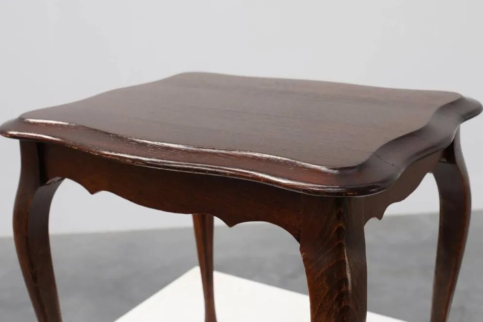 Petite table d'appoint de style Reine Anne avec des pieds cabriole, Angleterre, 1900
