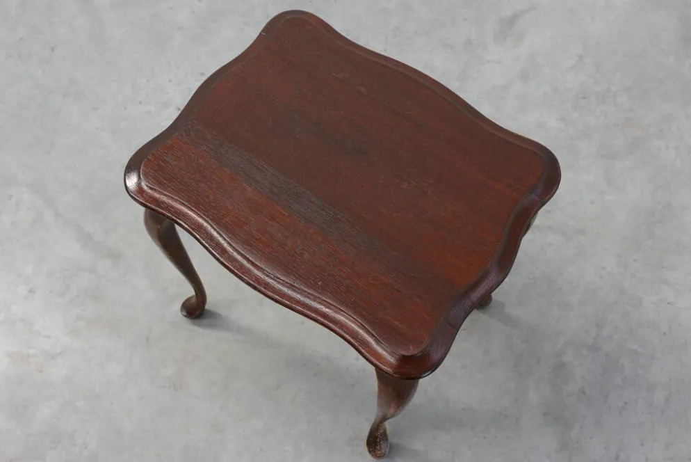 Petite table d'appoint de style Reine Anne avec des pieds cabriole, Angleterre, 1900