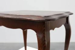 Petite table d'appoint de style Reine Anne avec des pieds cabriole, Angleterre, 1900
