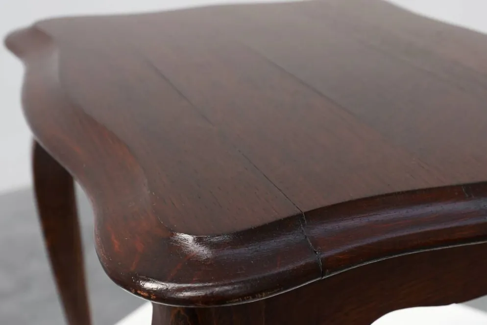 Petite table d'appoint de style Reine Anne avec des pieds cabriole, Angleterre, 1900