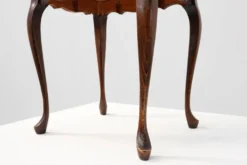 Petite table d'appoint de style Reine Anne avec des pieds cabriole, Angleterre, 1900