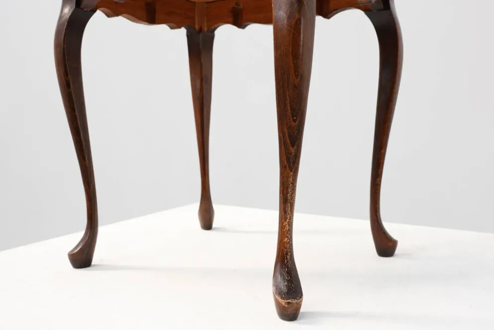 Petite table d'appoint de style Reine Anne avec des pieds cabriole, Angleterre, 1900