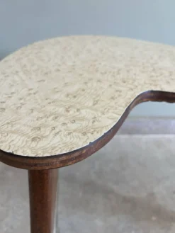 Petite table d’appoint tripode forme haricot – esprit années 50/60