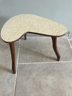 Petite table d’appoint tripode forme haricot – esprit années 50/60