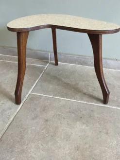Petite table d’appoint tripode forme haricot – esprit années 50/60