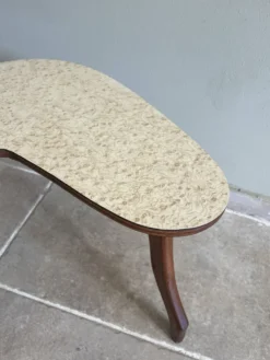 Petite table d’appoint tripode forme haricot – esprit années 50/60