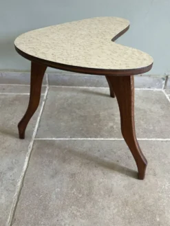 Petite table d’appoint tripode forme haricot – esprit années 50/60