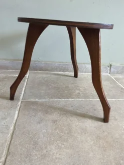 Petite table d’appoint tripode forme haricot – esprit années 50/60