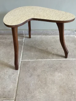 Petite table d’appoint tripode forme haricot – esprit années 50/60
