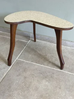 Petite table d’appoint tripode forme haricot – esprit années 50/60