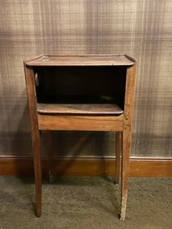 Petite table de chevet ancienne en bois – esprit vintage