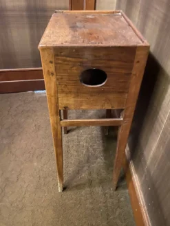 Petite table de chevet ancienne en bois – esprit vintage