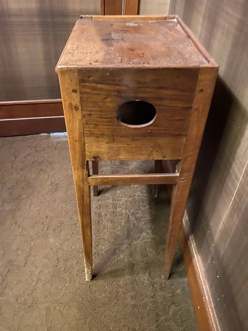 Petite table de chevet ancienne en bois – esprit vintage
