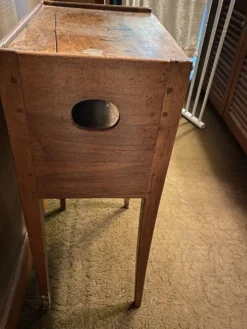 Petite table de chevet ancienne en bois – esprit vintage