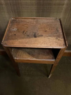 Petite table de chevet ancienne en bois – esprit vintage