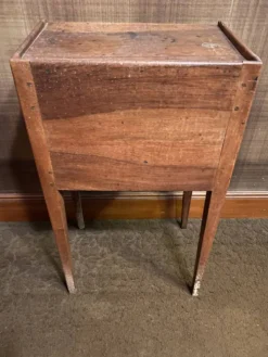 Petite table de chevet ancienne en bois – esprit vintage