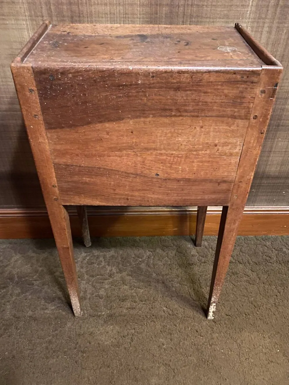 Petite table de chevet ancienne en bois – esprit vintage