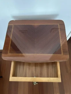 Petite table de chevet en marqueterie de style Louis XV