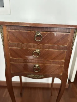 Petite table de chevet en marqueterie de style Louis XV
