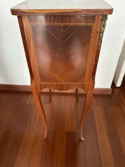 Petite table de chevet en marqueterie de style Louis XV
