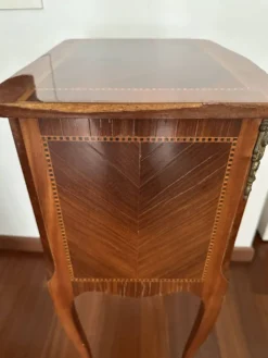 Petite table de chevet en marqueterie de style Louis XV