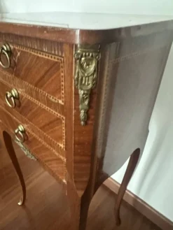 Petite table de chevet en marqueterie de style Louis XV
