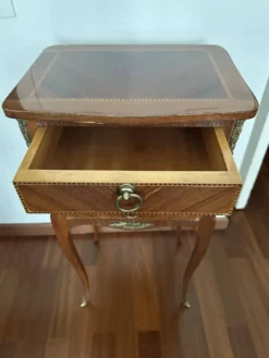 Petite table de chevet en marqueterie de style Louis XV