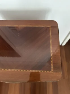 Petite table de chevet en marqueterie de style Louis XV