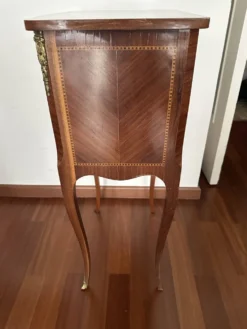 Petite table de chevet en marqueterie de style Louis XV