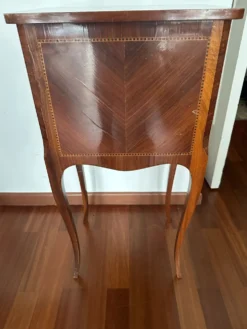 Petite table de chevet en marqueterie de style Louis XV
