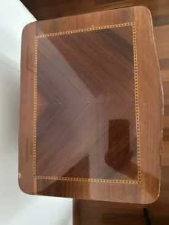 Petite table de chevet en marqueterie de style Louis XV