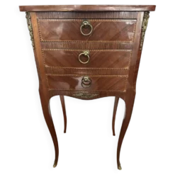 Petite table de chevet en marqueterie de style Louis XV