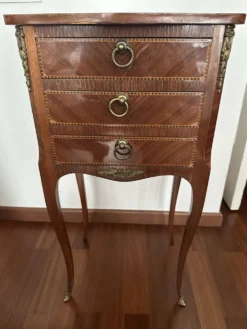 Petite table de chevet en marqueterie de style Louis XV