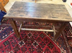 Petite table de ferme ancienne en bois massif – Patine authentique