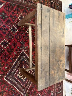 Petite table de ferme ancienne en bois massif – Patine authentique