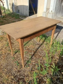 Petite table en chêne brut