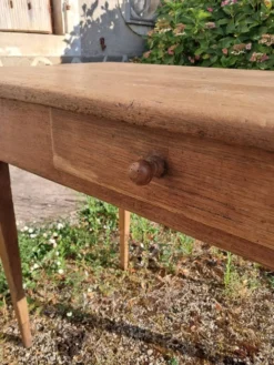 Petite table en chêne brut