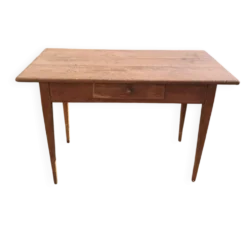 Petite table en chêne brut
