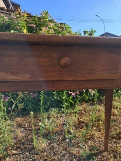 Petite table en chêne brut