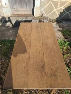 Petite table en chêne brut
