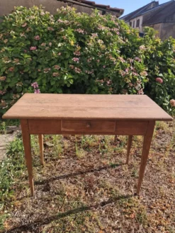 Petite table en chêne brut